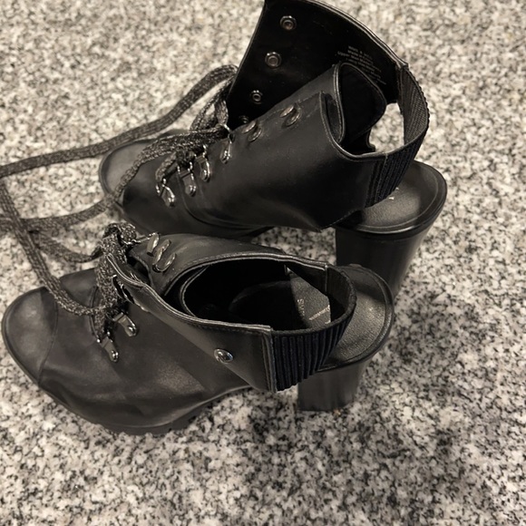 Black sandals with heels - Picture 2 of 5